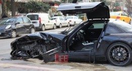 How to send an SLS AMG to the scrap yard – Driver walks away unharmed