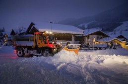 Unimog U 430 is out to play in the snow at dawn