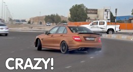 Drifting in the roundabout – Mercedes C 63 AMG driver goes crazy in the street