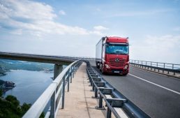 This is the new Mercedes-Benz Actros, first truck with no side mirrors!