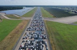 More than 10,000 Mercedes-Benz cars in one place. Where is that? VIDEO