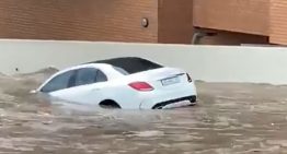 Dramatic footage shows Mercedes-Benz C-Class swept away by flood. VIDEO