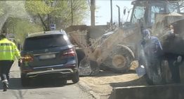 Mercedes-Benz ML versus excavator. Who wins?