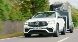 How does the Mercedes-Benz Trailer Manoeuvring Assist work?