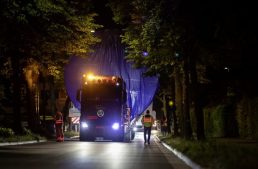 How four Mercedes-Benz Actros trucks transport a massive pressure tank