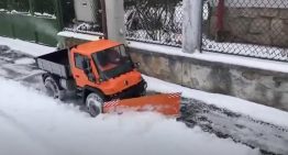 Miniature Unimog snow plow seems to be great fun