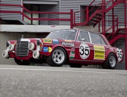 The Mercedes-Benz 300 SEL 6.8 AMG – 50 years since the first victory of the Red Pig