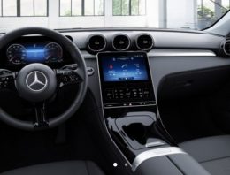 How it looks the basic Mercedes C-Class with standard displays