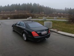 Mercedes-Benz S-Class W221 out on the autobahn, does it show its age?