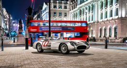 The Mercedes-Benz 300 SLR “722” parades through London in tribute to Sir Stirling Moss