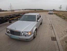 The Moment 30-Year Old Mercedes-Benz W124 Overtakes New BMW